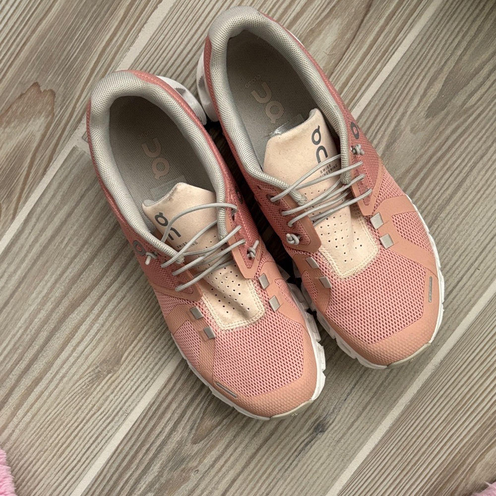 Pink on cloud sneakers, size 7